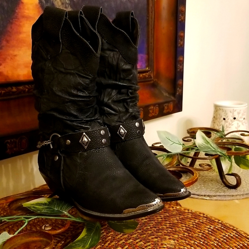 Black Leather boots size 6 Wide